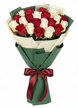 Букет Микс из красных и белых роз в Гаевской