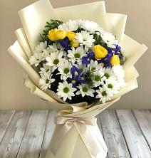 Букет цветов из:  Ирисы, Хризантемы и Розы в Гаевской