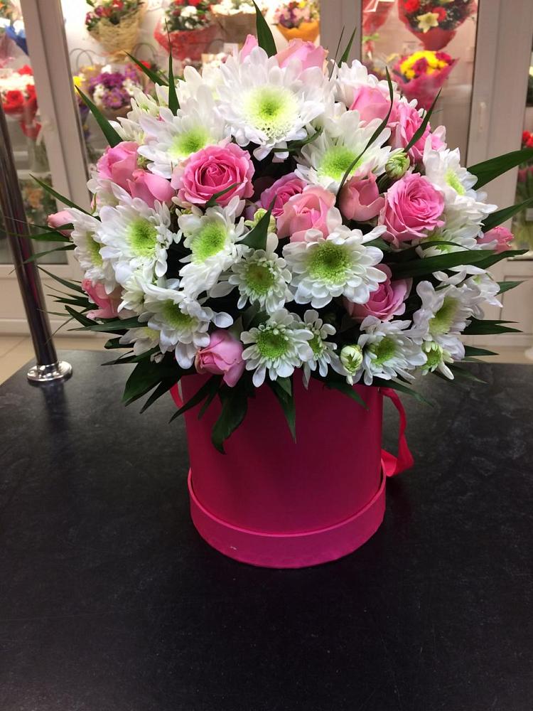 Цветочная композиция из Розы и Хризантемы в шляпной коробке в Гаевской