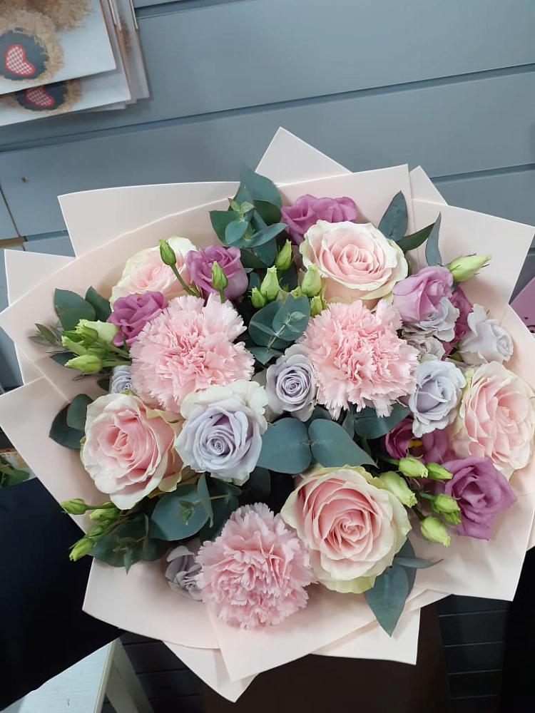 Букет цветов из: Розы, Гвоздики и Лизиантусы в Гаевской