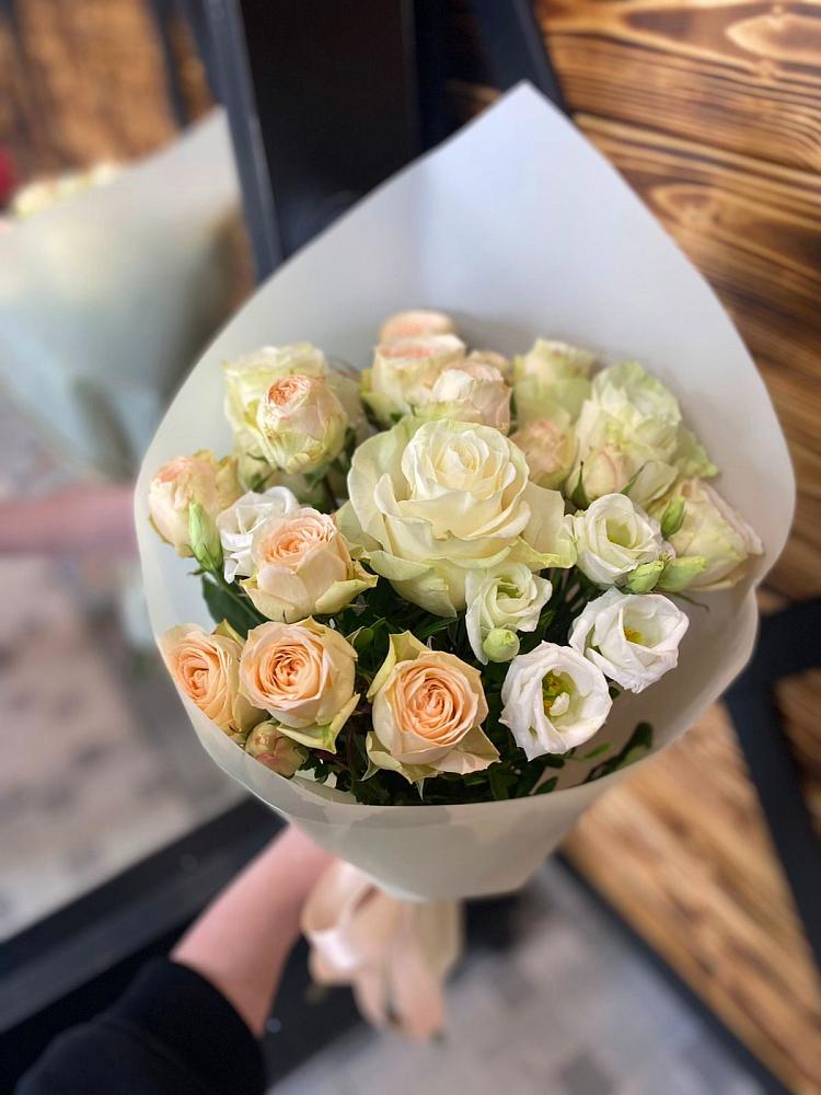 Букет цветов из: Розы и Лизиантусы в Гаевской